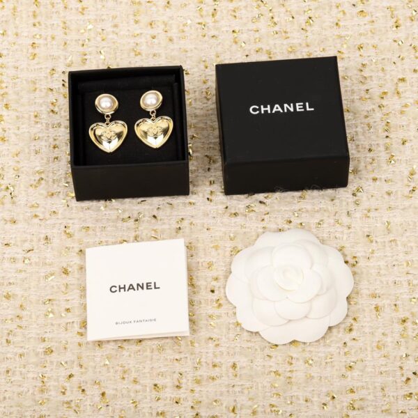 Orecchini Chanel a cuore in oro con perline