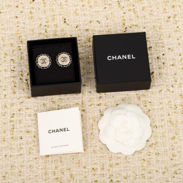 Orecchini a bottone Chanel con perle rotonde doppie c di pizzo nero bianco