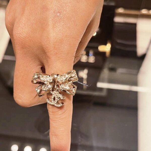replica,repliche,fake,1:1,earrings,bracelet,ring,jewelry Anello a doppia C con pendente a fiocco Chanel