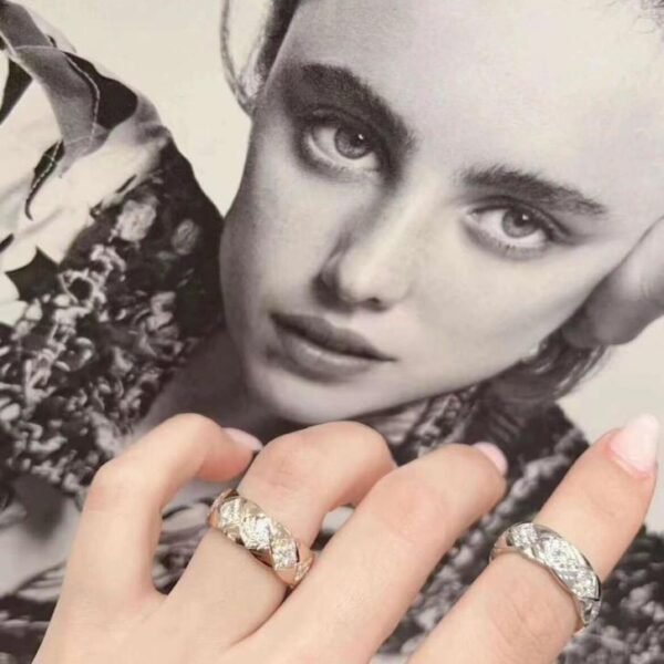 replica,repliche,fake,1:1,earrings,bracelet,ring,jewelry Anello Chanel versione stretta con diamanti, serie Coco crush