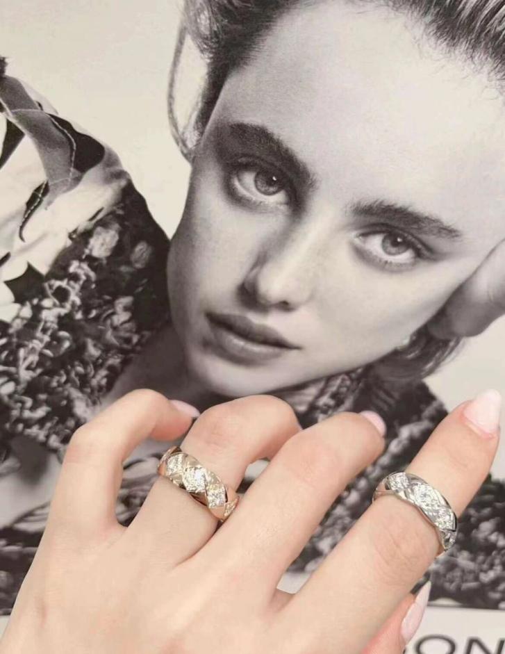 replica,repliche,fake,1:1,earrings,bracelet,ring,jewelry Anello Chanel versione stretta con diamanti, serie Coco crush replica,repliche,fake,1:1,earrings,bracelet,ring,jewelry Anello Chanel versione stretta con diamanti, serie Coco crush