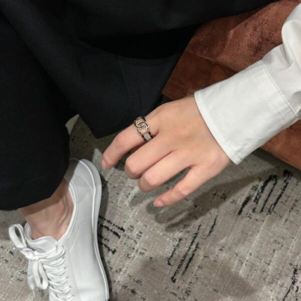 replica,repliche,fake,1:1,earrings,bracelet,ring,jewelry Anello Chanel doppia C bianco in pizzo nero