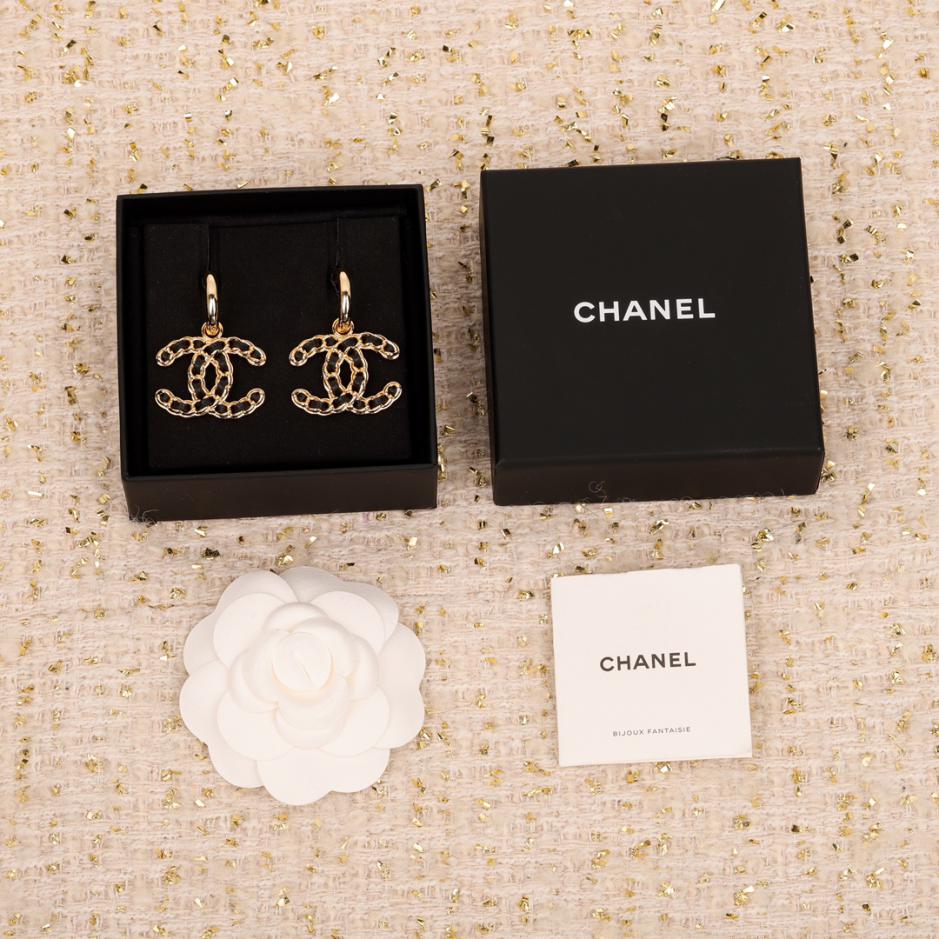 replica,repliche,fake,1:1,earrings,bracelet,ring,jewelry Chanel indossa ganci per orecchie in pelle a doppia C replica,repliche,fake,1:1,earrings,bracelet,ring,jewelry Chanel indossa ganci per orecchie in pelle a doppia C