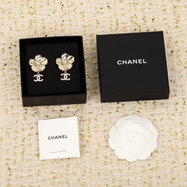 Orecchini Chanel Camelia con pendente doppia C e diamanti Swarovski