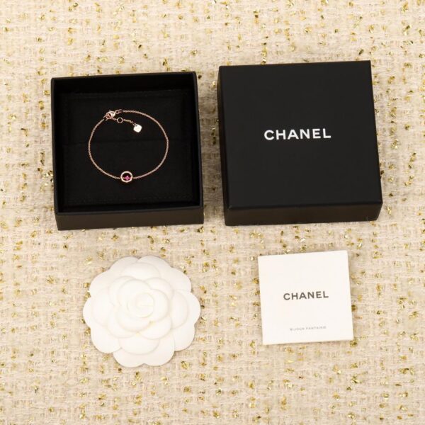 Il bracciale Chanel Coco con piccoli fagioli dorati può essere personalizzato nella versione in vero oro 18 carati e diamanti