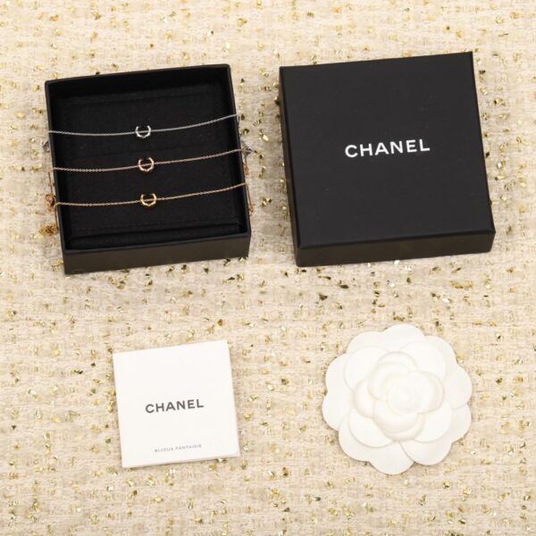 Il bracciale Chanel Coco con piccoli fagioli dorati può essere personalizzato nella versione in vero oro 18 carati e diamanti
