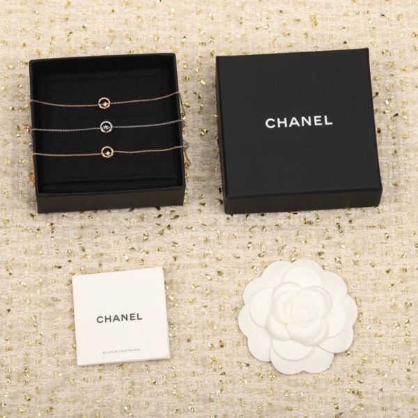 Il bracciale Chanel Coco con piccoli fagioli dorati può essere personalizzato nella versione in vero oro 18 carati e diamanti