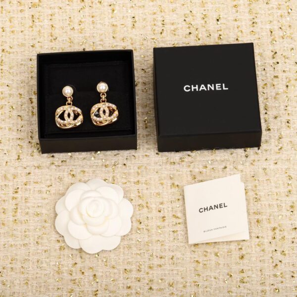 Orecchini Chanel con zollette di zucchero intrecciate e cave con perline