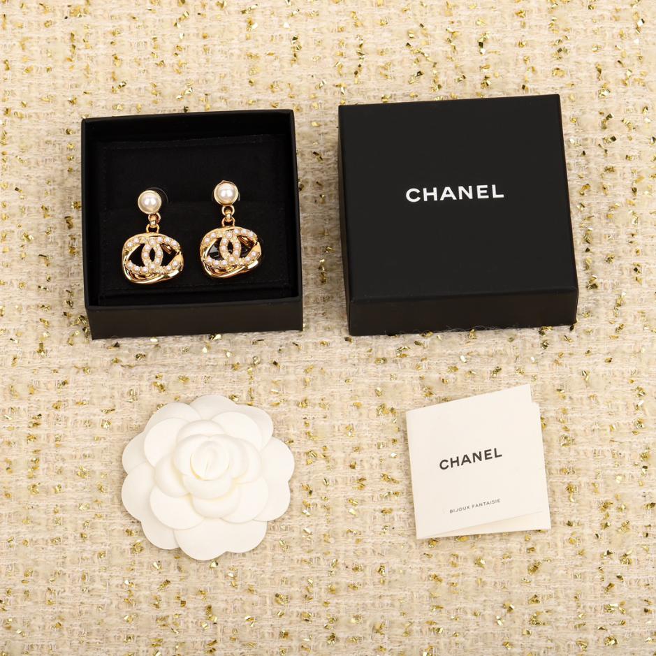 replica,repliche,fake,1:1,earrings,bracelet,ring,jewelry Orecchini Chanel con zollette di zucchero intrecciate e cave con perline replica,repliche,fake,1:1,earrings,bracelet,ring,jewelry Orecchini Chanel con zollette di zucchero intrecciate e cave con perline