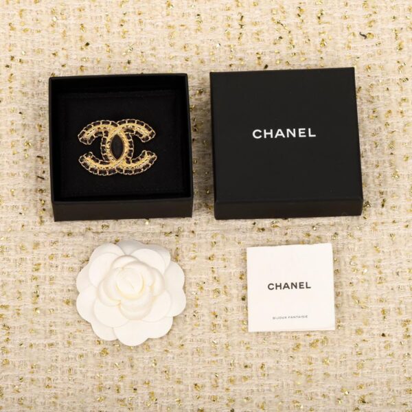 replica,repliche,fake,1:1,earrings,bracelet,ring,jewelry Spilla Chanel in pelle con rombi