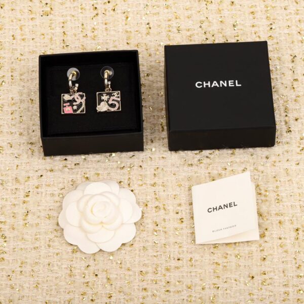 Orecchini pendenti Chanel in smalto