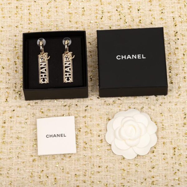 Orecchini con lettera Chanel24C