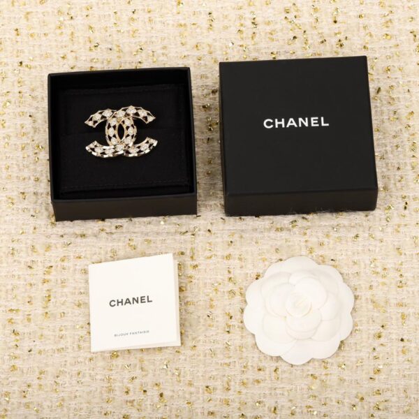 replica,repliche,fake,1:1,earrings,bracelet,ring,jewelry Spilla Chanel a doppia C cava con strass e diamanti Swarovski