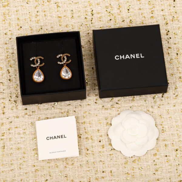 Orecchini pendenti Chanel doppia c con cristalli Swarovski