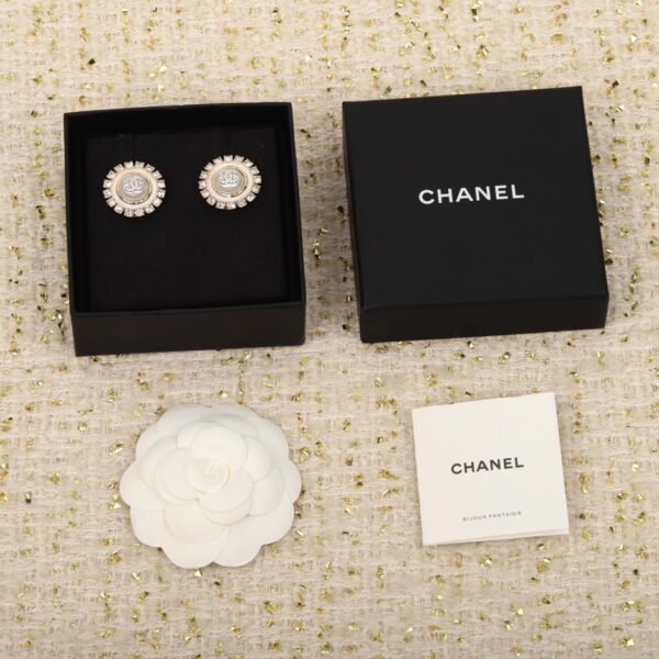 Orecchini Chanel a cerchio con perle e diamanti