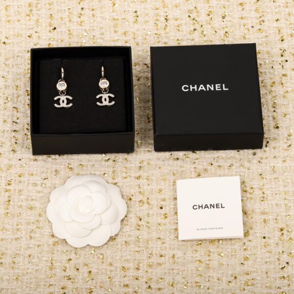 Orecchini Chanel Love con pendente doppia C