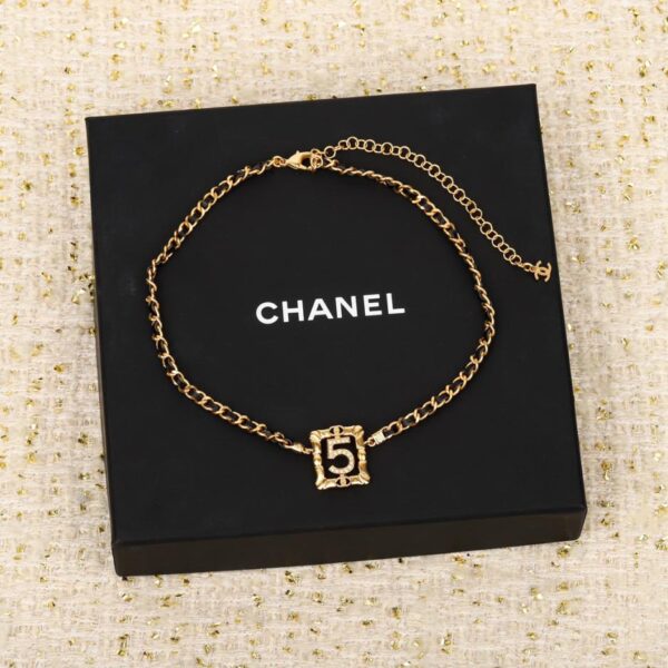 Collana Chanel quadrata n. 5 in pelle cava