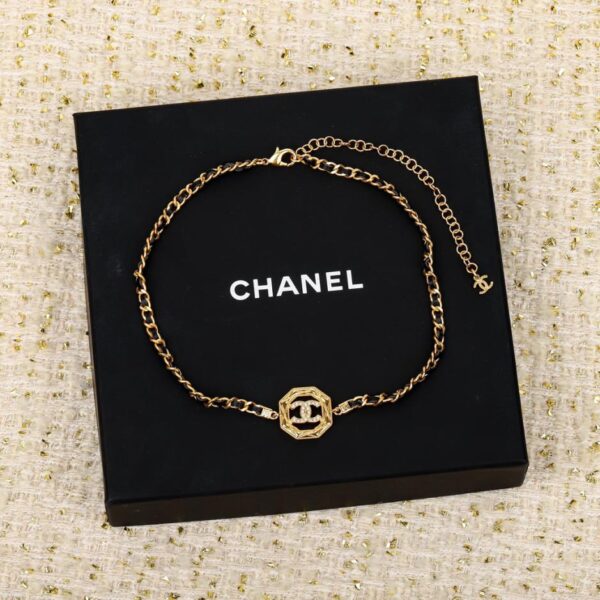 Collana Chanel in pelle con 8 bordi di diamanti