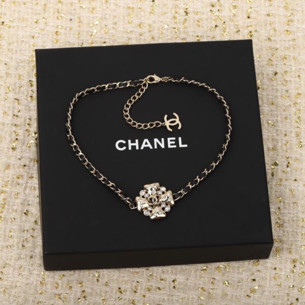 Collana girocollo vuota Chanel quadrifoglio con diamanti Swarovski