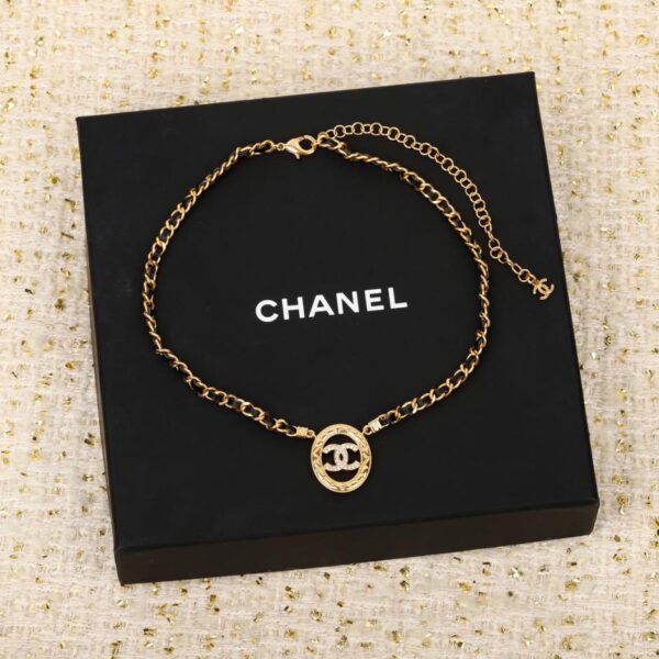 Collana Chanel in pelle con doppia C di diamanti