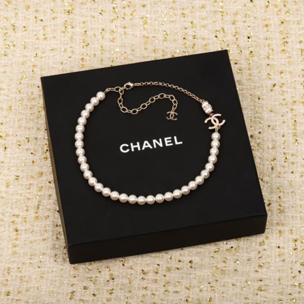 Collana di perle Chanel con doppia C gocciolante di olio rosa