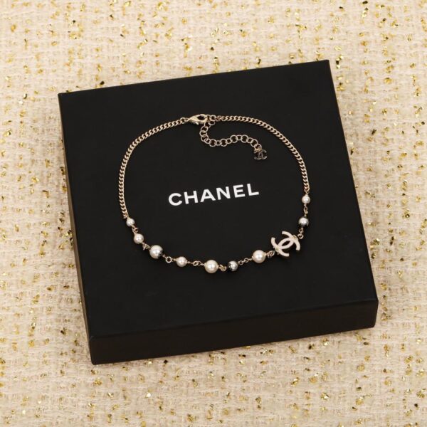 Collana Chanel con perle bianche in pizzo nero