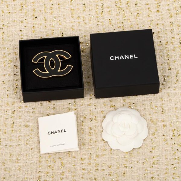 replica,repliche,fake,1:1,earrings,bracelet,ring,jewelry Spilla in resina Chanel con ciondolo di perle doppia C
