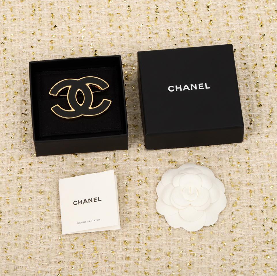 replica,repliche,fake,1:1,earrings,bracelet,ring,jewelry Spilla in resina Chanel con ciondolo di perle doppia C replica,repliche,fake,1:1,earrings,bracelet,ring,jewelry Spilla in resina Chanel con ciondolo di perle doppia C
