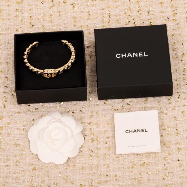 Bracciale aperto Chanel in pelle doppia C 24K