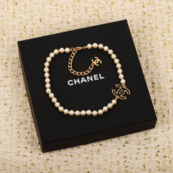 Collana di perle in resina Chanel Doppia C