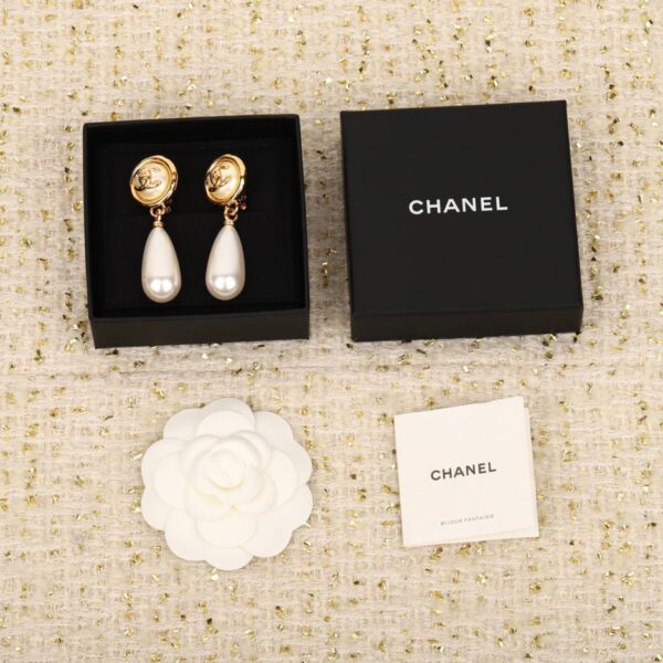 Orecchini di perle doppia C con bottone Chanel