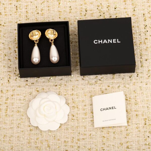 Orecchini di perle doppia C con bottone Chanel