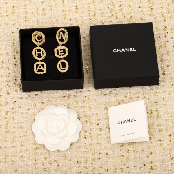 Orecchini Chanel con ciondolo a doppia C con rombo e 5 lettere