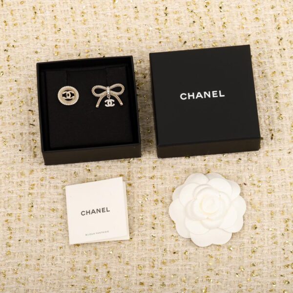 replica,repliche,fake,1:1,earrings,bracelet,ring,jewelry Spilla Chanel con fiocco doppio C + spilla rotonda cava doppia C