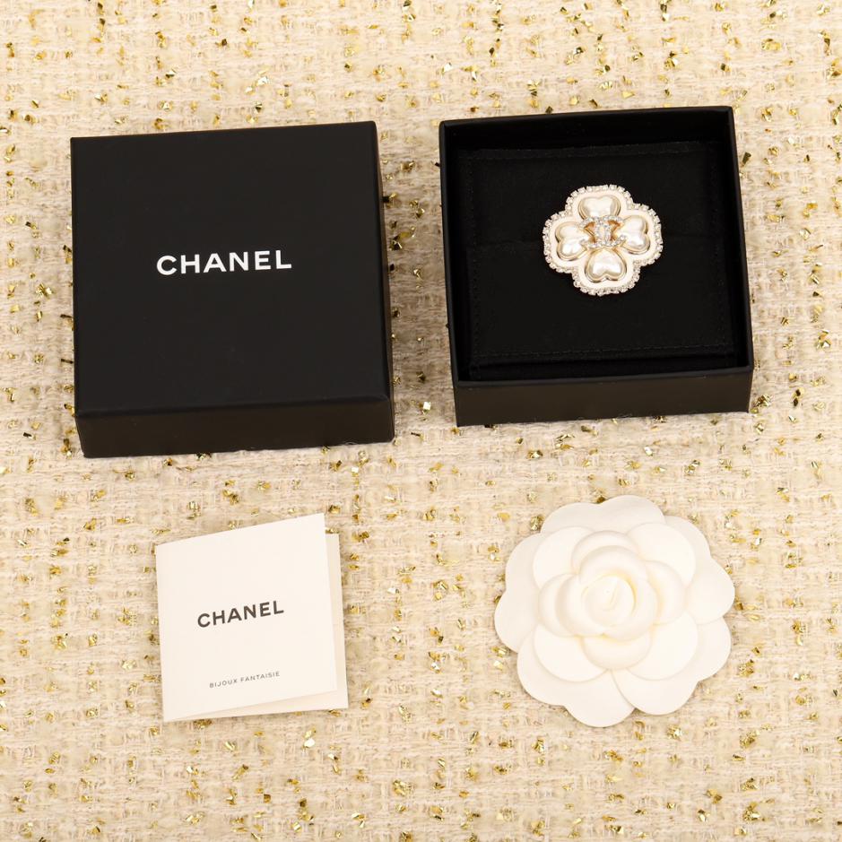 replica,repliche,fake,1:1,earrings,bracelet,ring,jewelry Spilla di perle quadrifoglio Chanel replica,repliche,fake,1:1,earrings,bracelet,ring,jewelry Spilla di perle quadrifoglio Chanel