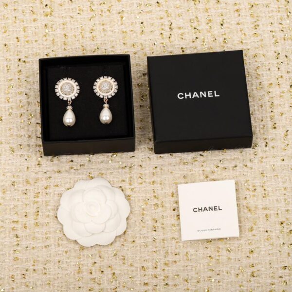 Orecchini Chanel a cerchio con perle e diamanti