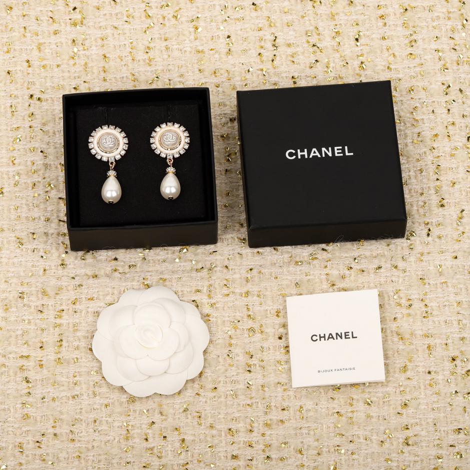 replica,repliche,fake,1:1,earrings,bracelet,ring,jewelry Orecchini Chanel a cerchio con perle e diamanti replica,repliche,fake,1:1,earrings,bracelet,ring,jewelry Orecchini Chanel a cerchio con perle e diamanti