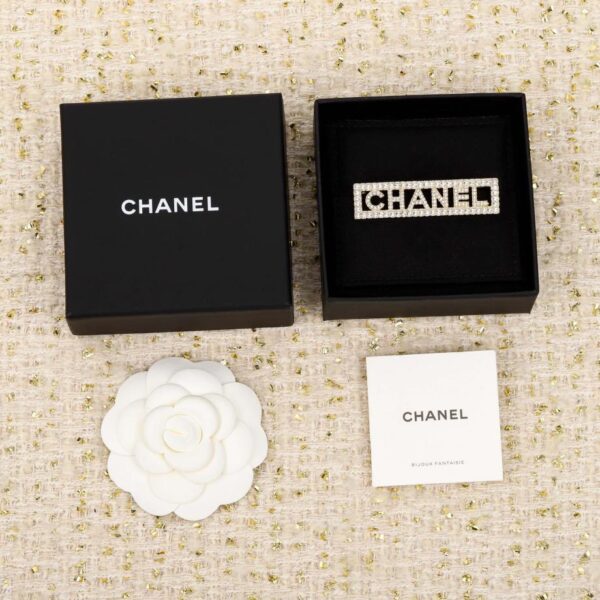 replica,repliche,fake,1:1,earrings,bracelet,ring,jewelry Spilla con logo Chanel con lettera piena di diamanti