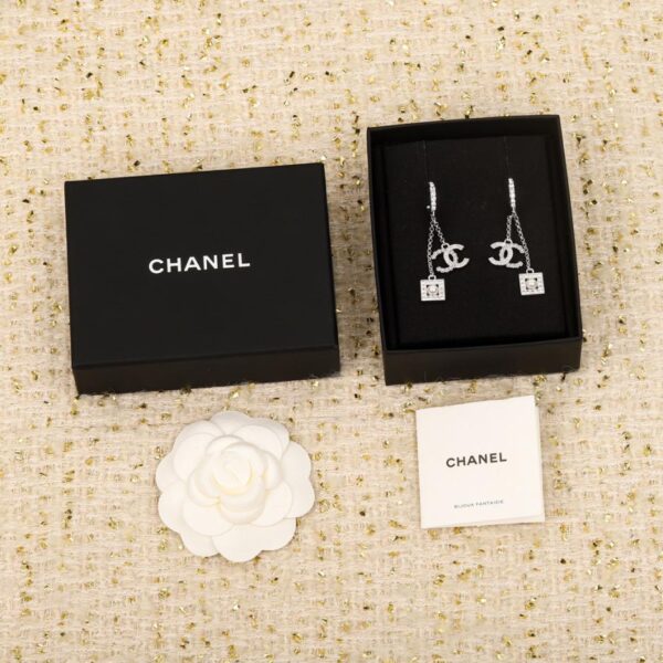 Orecchini a bottone Chanel con doppia C cava quadrata
