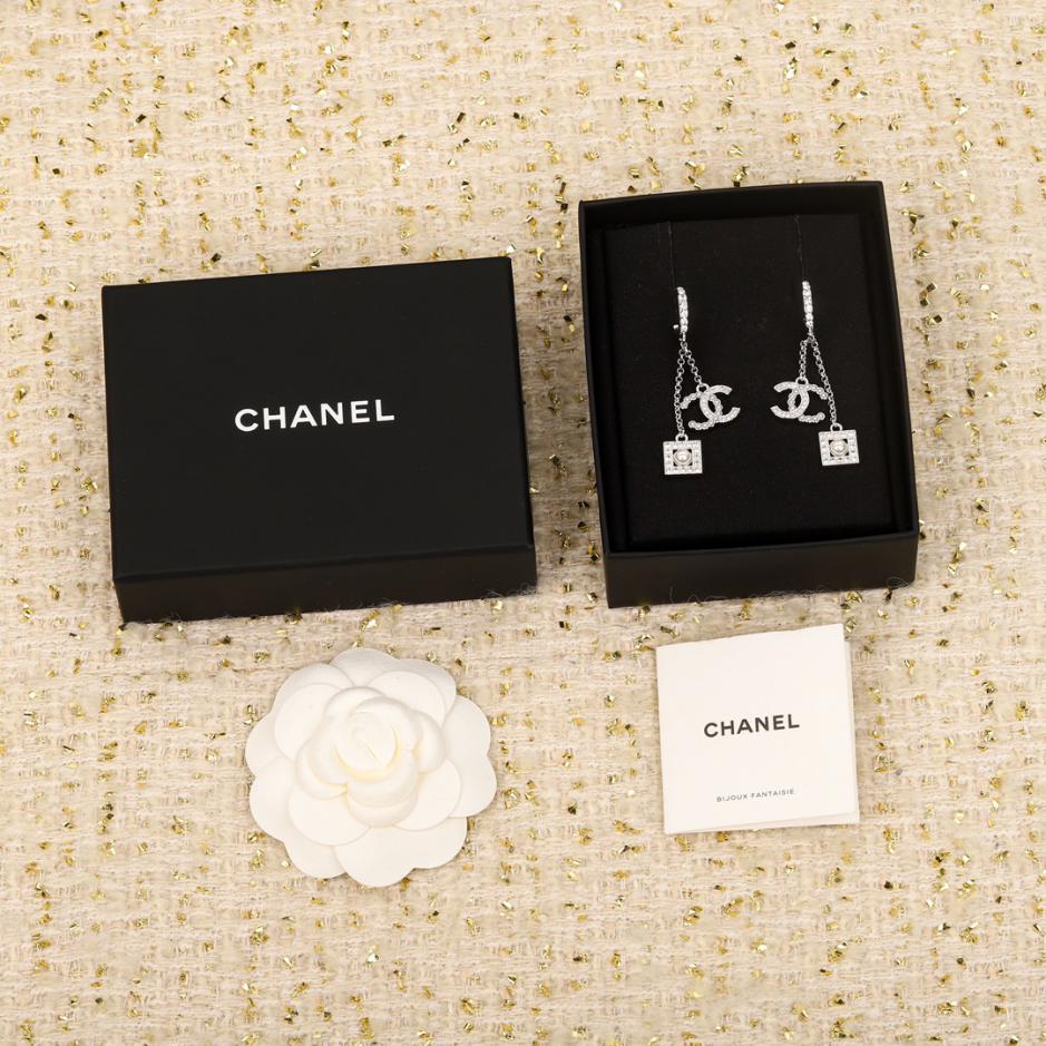replica,repliche,fake,1:1,earrings,bracelet,ring,jewelry Orecchini a bottone Chanel con doppia C cava quadrata replica,repliche,fake,1:1,earrings,bracelet,ring,jewelry Orecchini a bottone Chanel con doppia C cava quadrata