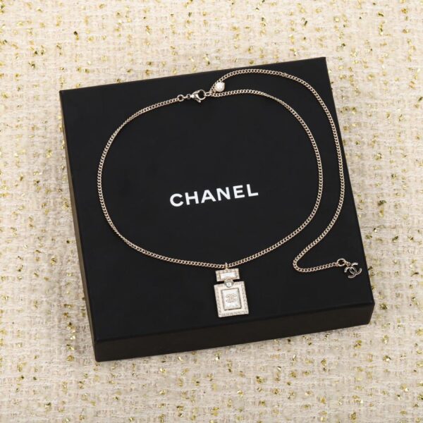 Collana Chanel con perle e diamanti per bottiglia d'acqua
