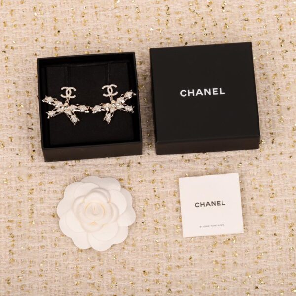 Orecchini a bottone doppia C con fiocco Chanel
