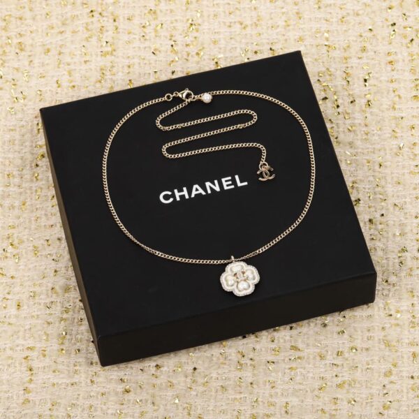 Collana Chanel con perle e diamanti quadrifoglio