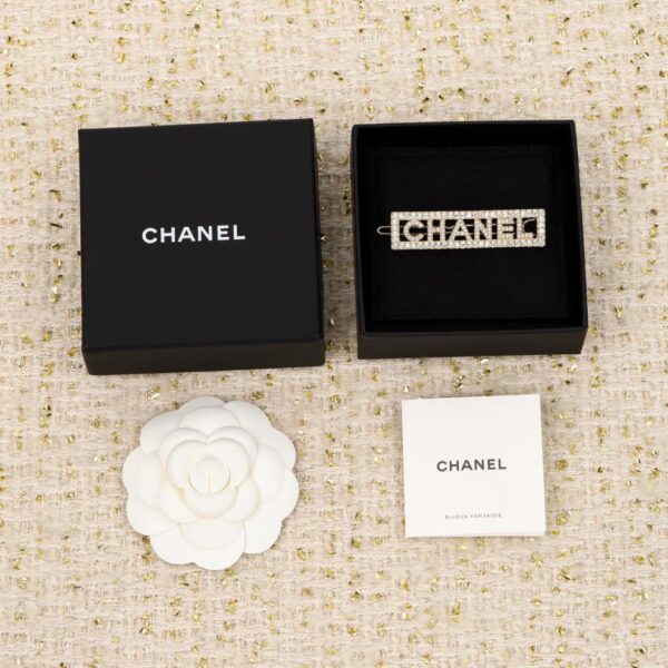 replica,repliche,fake,1:1,earrings,bracelet,ring,jewelry Fermaglio per capelli pieno di diamanti con logo della lettera Chanel