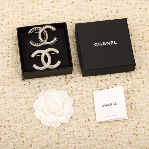replica,repliche,fake,1:1,earrings,bracelet,ring,jewelry Spilla Chanel con lettera doppia c di perle