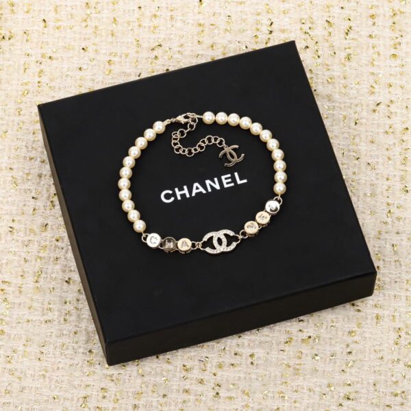 Collana Chanel con piccole perle dorate e lettera doppia c