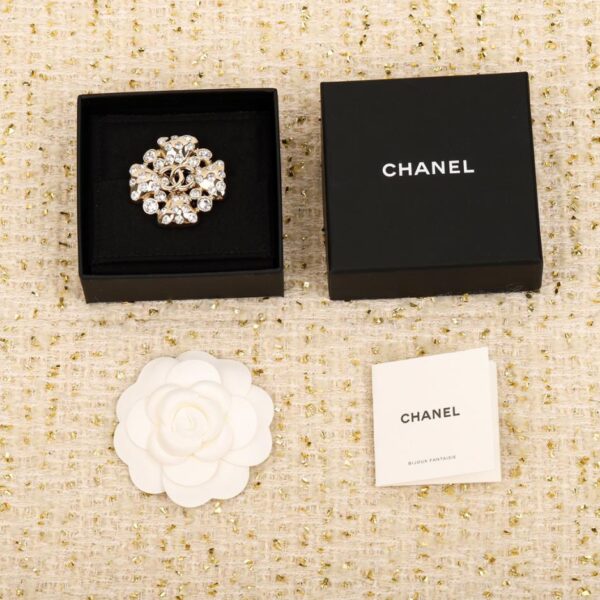 replica,repliche,fake,1:1,earrings,bracelet,ring,jewelry Spilla Chanel a C cava con quadrifoglio