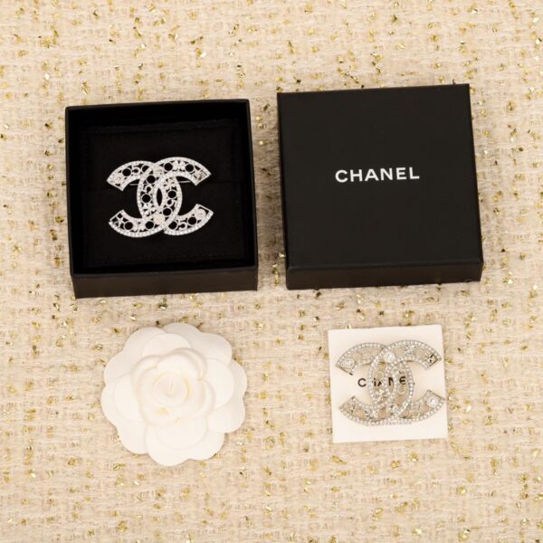 replica,repliche,fake,1:1,earrings,bracelet,ring,jewelry Spilla Chanel doppia C cava con strass
