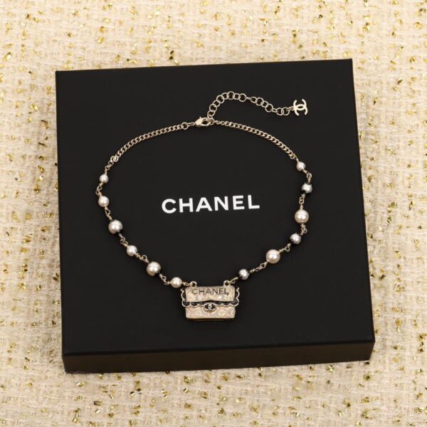 Collana Chanel con borsa in pizzo nero