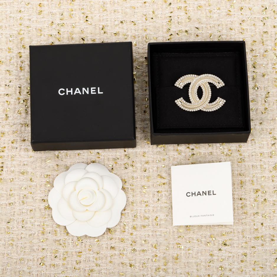 replica,repliche,fake,1:1,earrings,bracelet,ring,jewelry Spilla Chanel doppia C con strass intrecciati in rilievo color oro replica,repliche,fake,1:1,earrings,bracelet,ring,jewelry Spilla Chanel doppia C con strass intrecciati in rilievo color oro